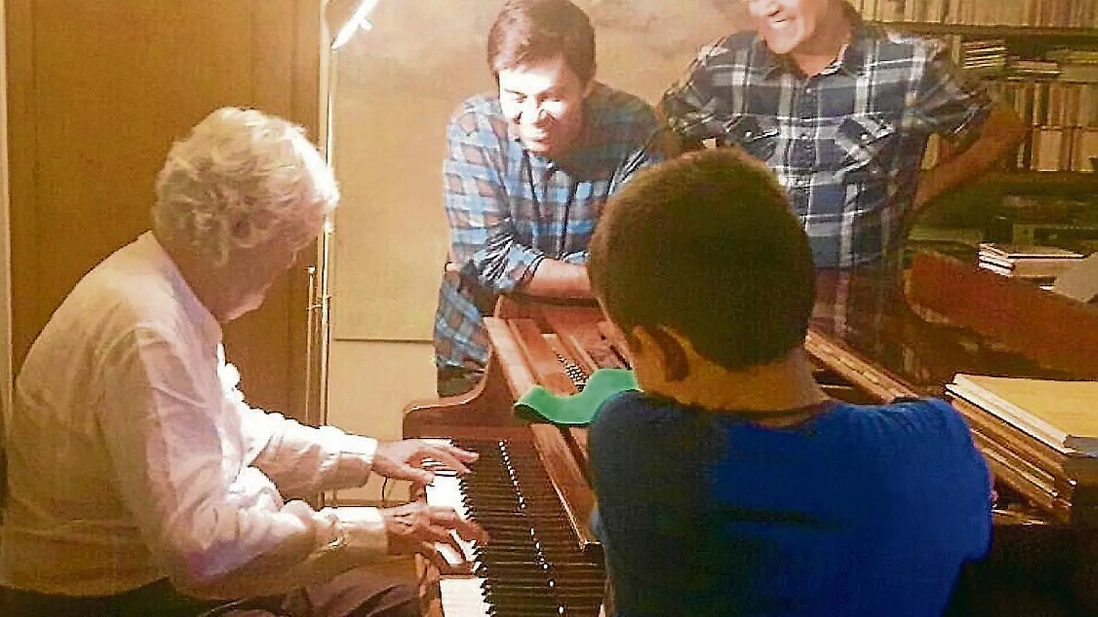 El polític gallec Xosé Manuel Beiras a casa seva, a Galícia, amb Gerardo Pisarello i la seva família