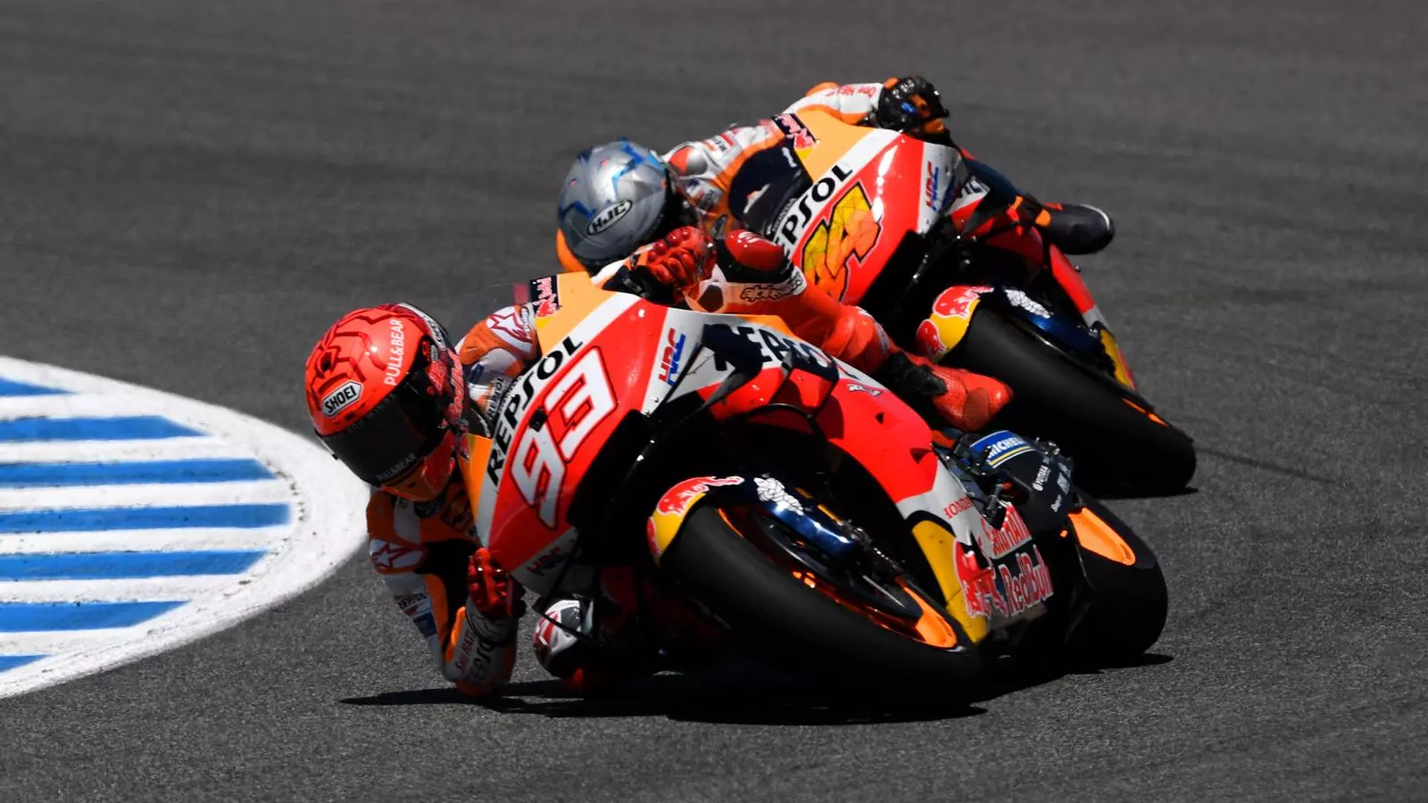 Marc Márquez (93), por ante Pol Espargaró (44) en Jerez