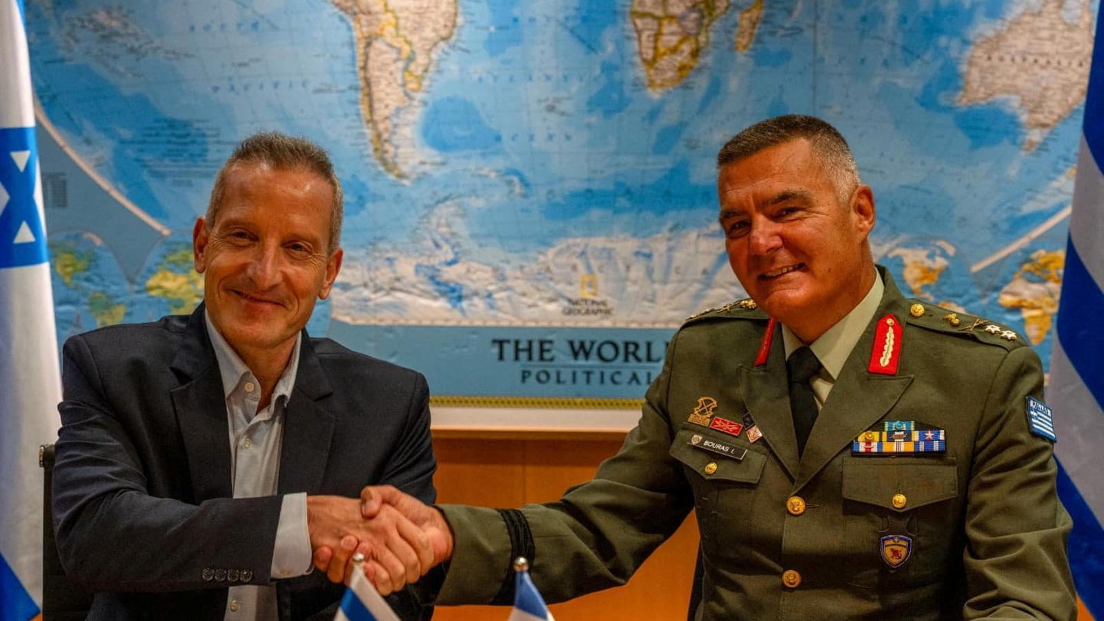 The Director General of the Israeli Ministry of Defense (IMOD), Amir Baram, and his Greek counterpart, Ioannis Bouras, after signing the defense export agreement this Monday at the IMOD headquarters in Tel Aviv.