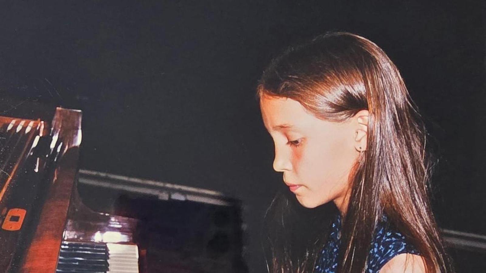 Núria Casas tocando el piano