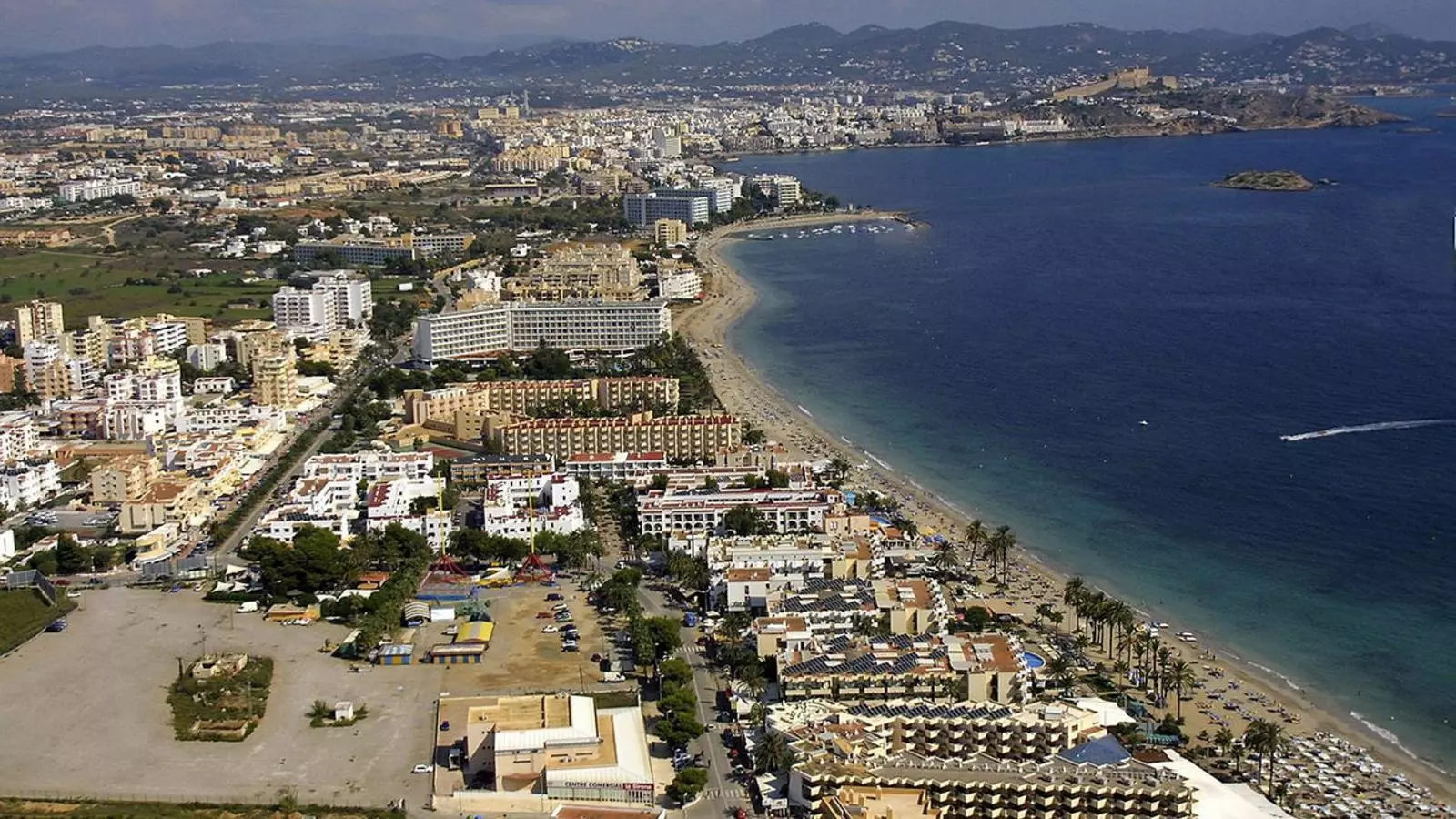 Panoràmica de Platja d’en Bossa, on es troben els terrenys que podrien ser “ordenats” amb la nova llei d’urbanisme