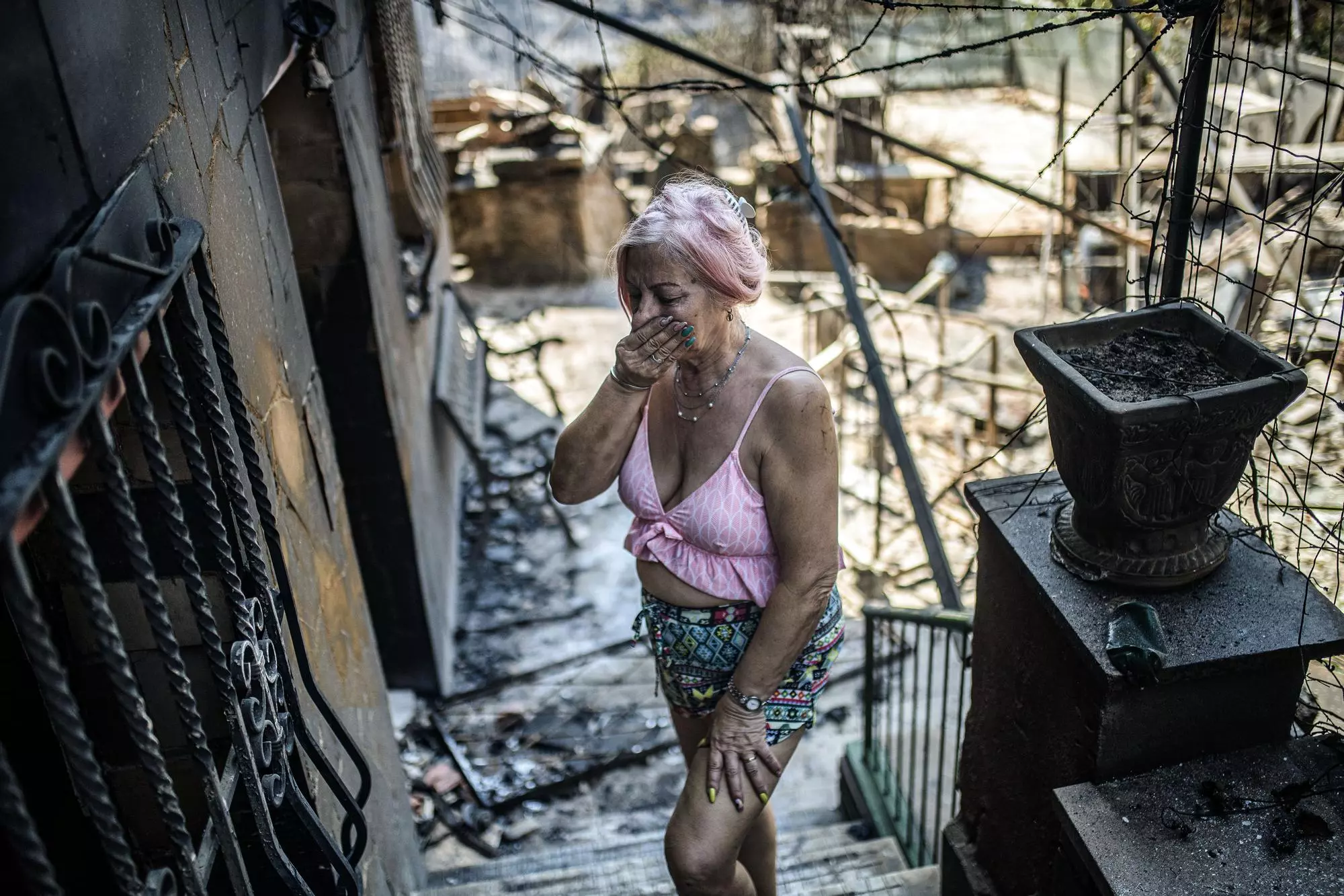 una dona comproba l'estat d ela seva casa, una de les afectades per l'incendi forestal del Pont de Vilomara