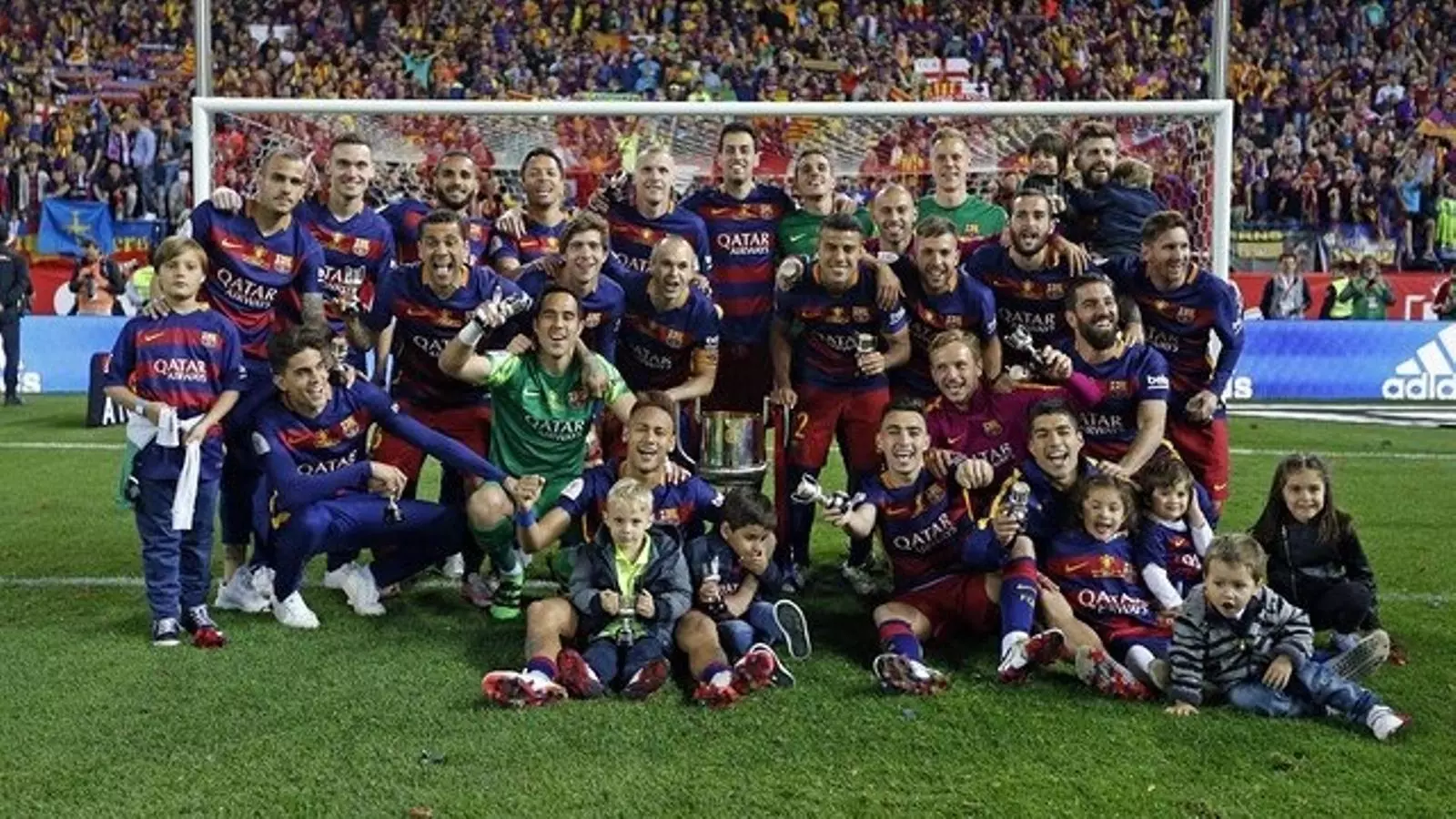Els jugadors del Barça celebrant la victòria a la Copa del Rei