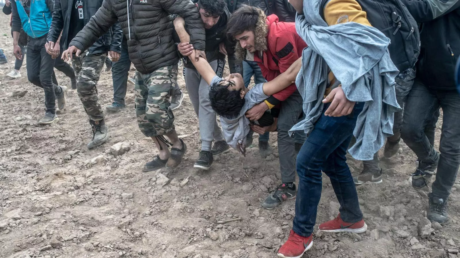 Un grup de refugiats que es manidestaven a la frontera s'emporten un home ferit per la policia grega