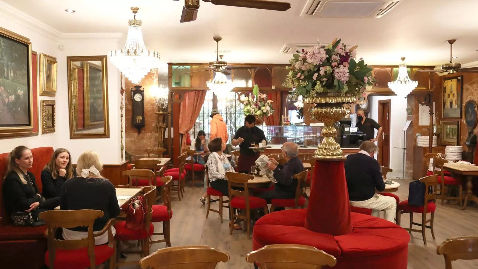 L'interior d'un restaurant.