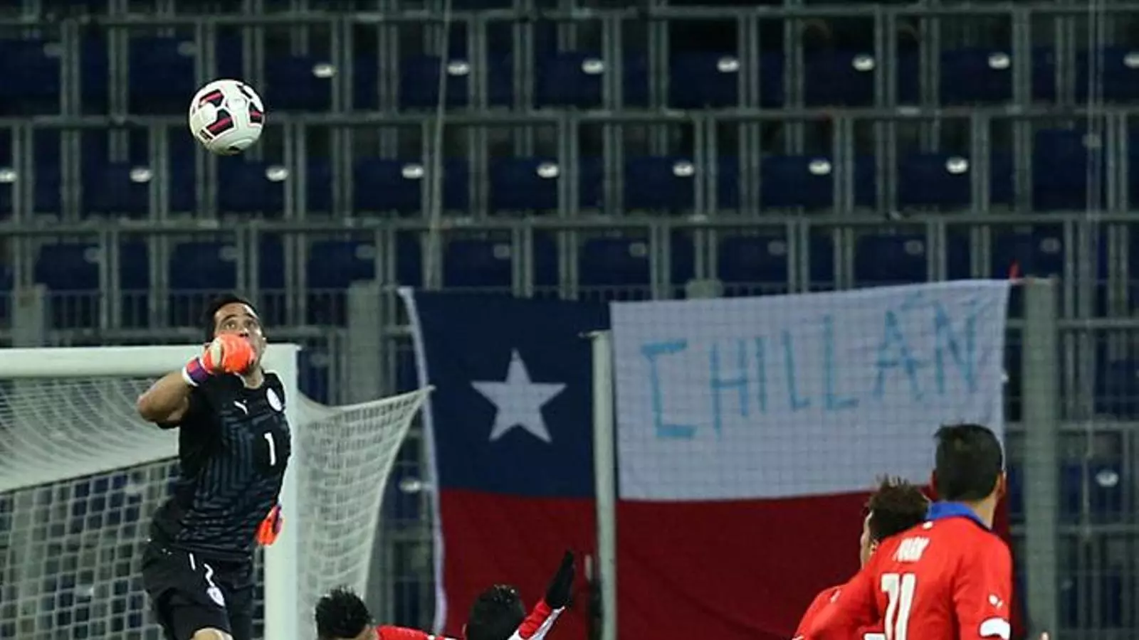 Bravo, en acció contra Iran amb la selecció xilena