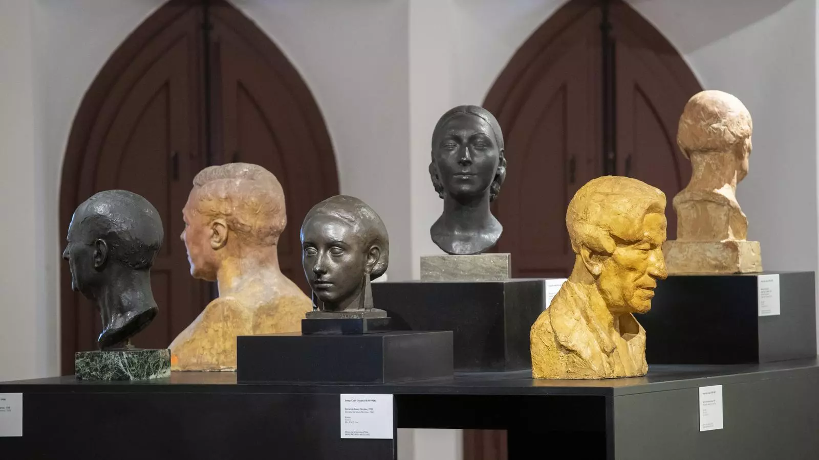 Un reguitzell de caps de Josep Clarà a l'exposició que la Fundació Vila Casas li dedica a Tarragona