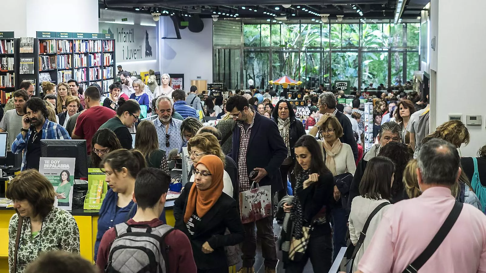 La Casa del Llibre de la Rambla de Catalunya de Barcelona durant un Sant Jordi.