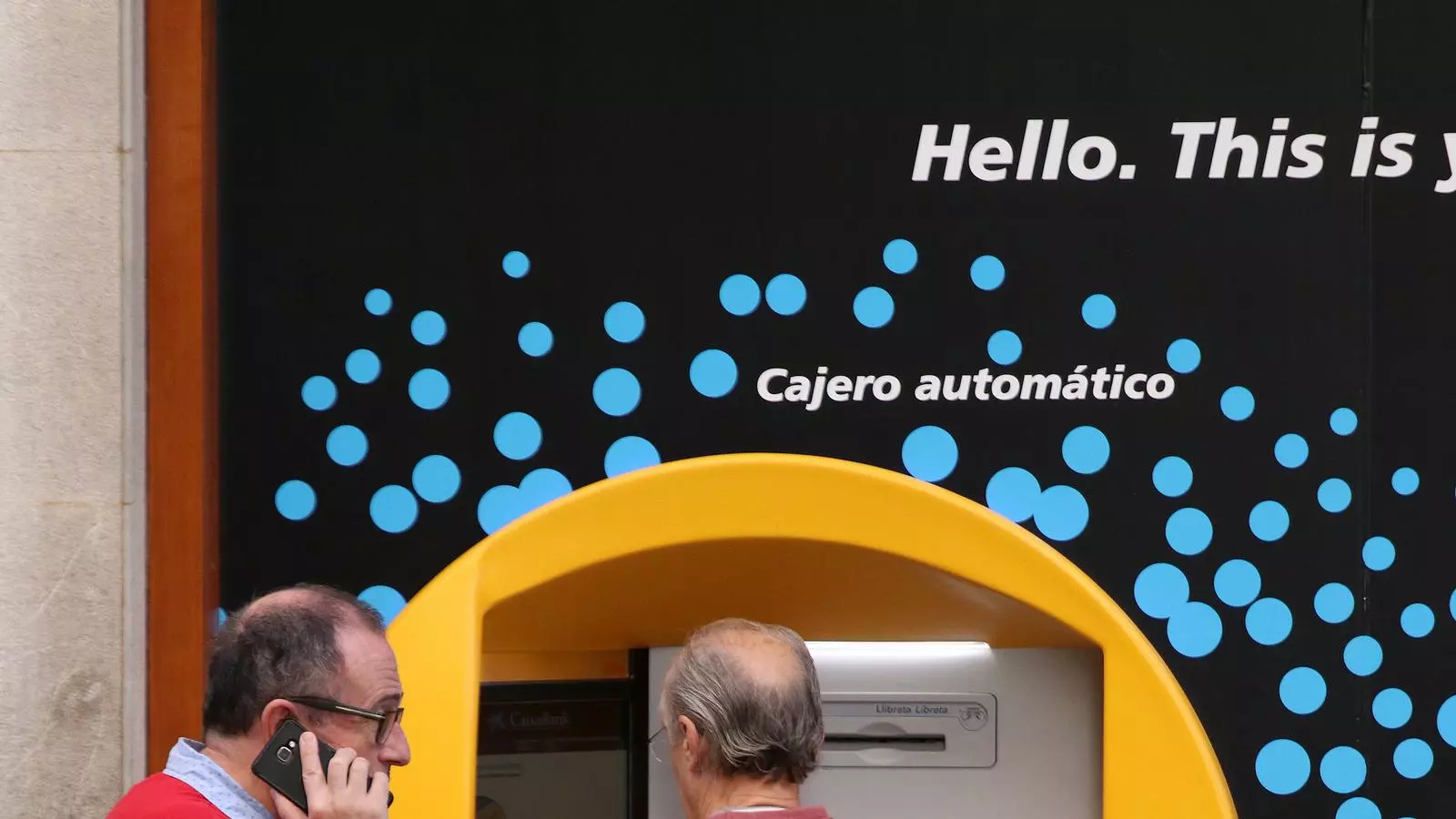 La digitalització, una bretxa entre els bancs i la gent gran