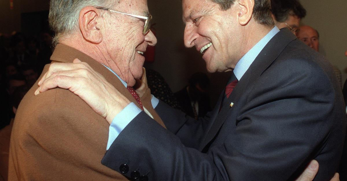 De la legalització del PCE als 'whatsapps' de Feijóo: als festius també es juga a fer política