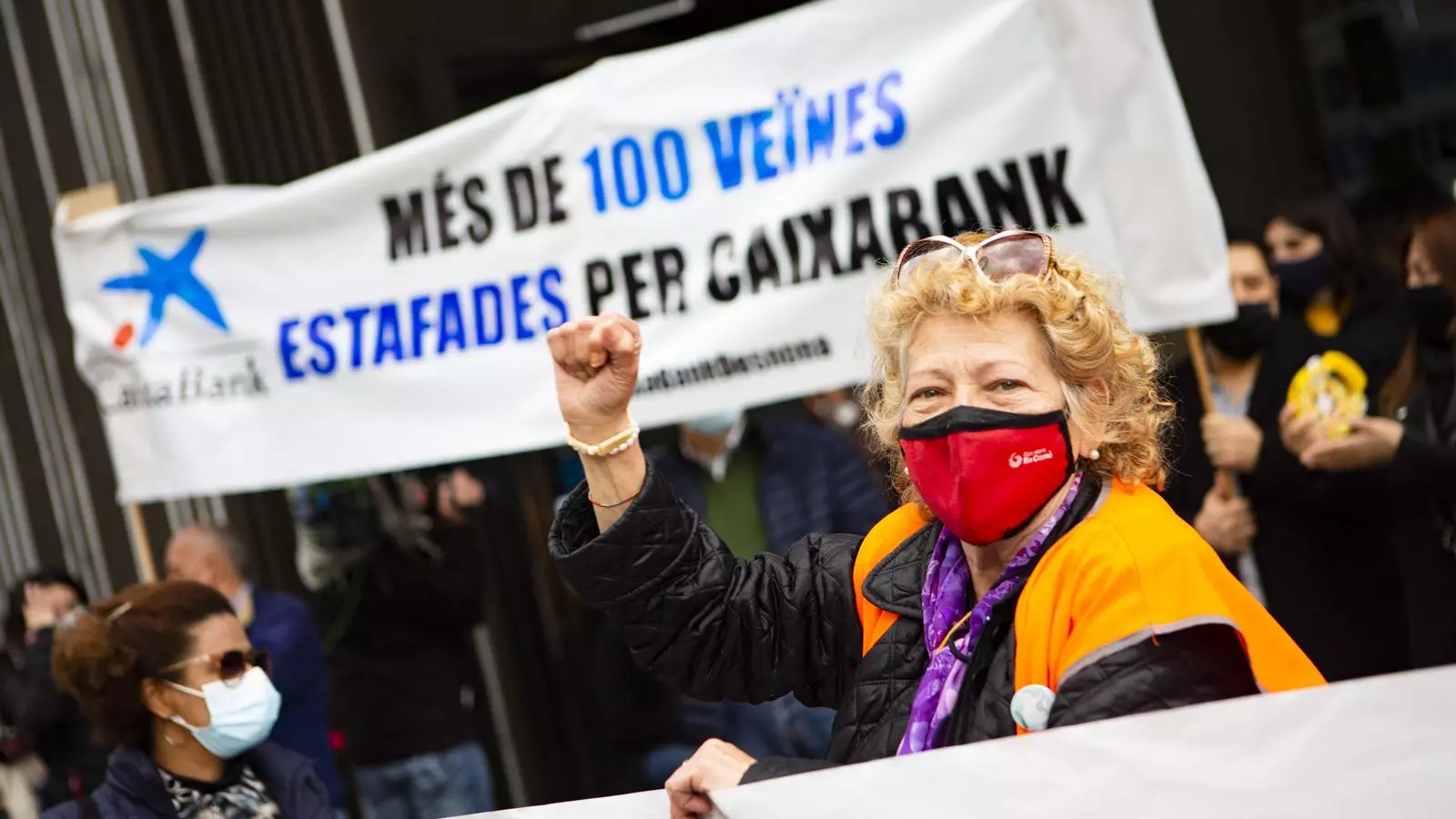 Els manifestants han portat pancartes reivindicatives i han fet pressió a l'entrada de l'oficina bancària