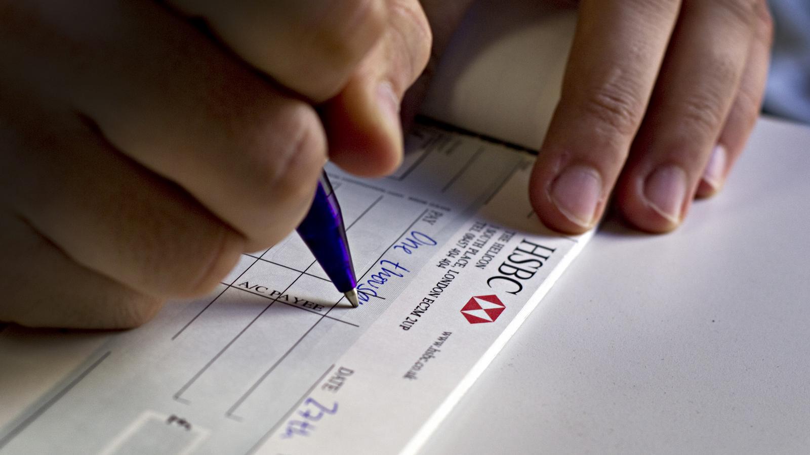 Un gest del passat Omplir un taló per al lampista que ha arreglat una fuita a casa o per pagar en el supermercat serà cada vegada menys freqüent al Regne Unit. Els bancs del país han eliminat aquesta forma de pagament en l'època de les targetes i internet.