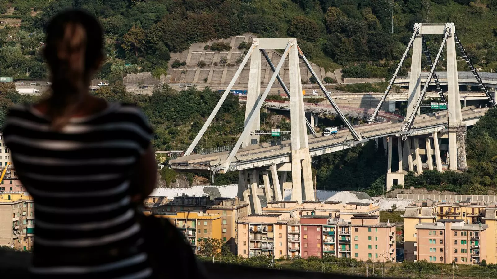 Una dona observa les restes del pont i de les cases on vivien més de 600 veïns,
Que ara Hauran de ser enderrocades.