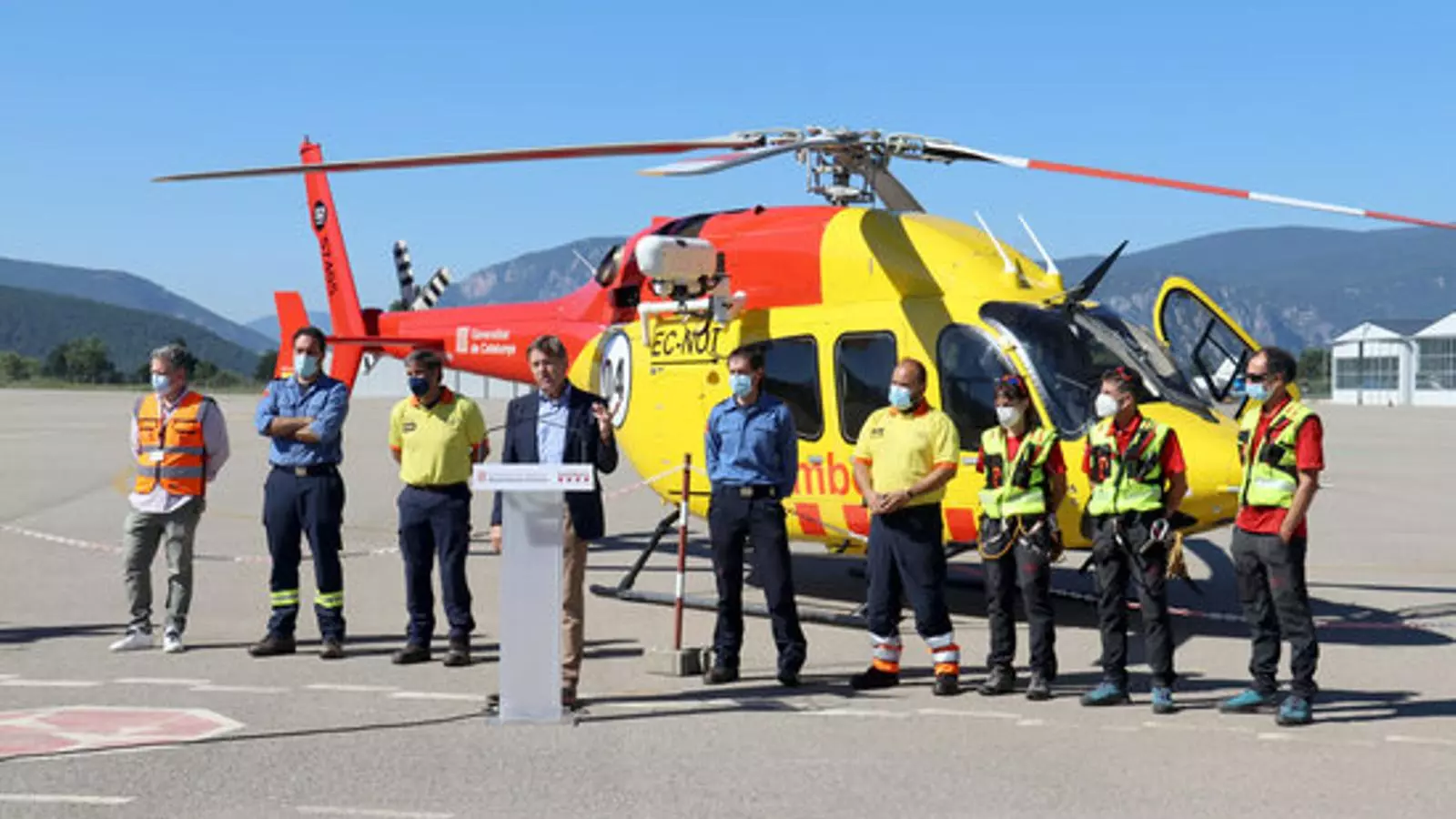 El director de Prevenció, Extinció d’Incendis i Salvaments, Joan Delort, presentant el nou helicòpter de rescat medicalitzat amb base al Pirineu a l'aeroport de la Seu amb professionals i autoritats, el 5 de juliol de 2021.