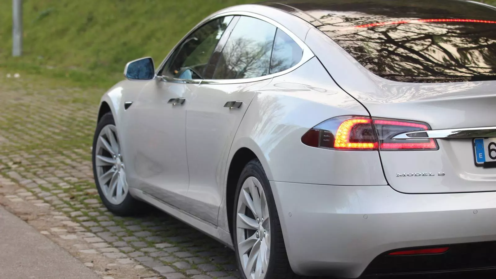 Tesla responsabilitza als seus clients xinesos dels defectes dels Model S i Model X
