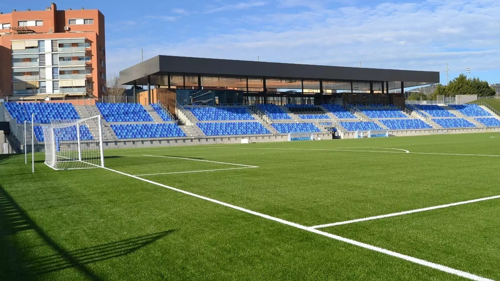 Badalona tanca anys de debats i inaugura el seu nou estadi de futbol