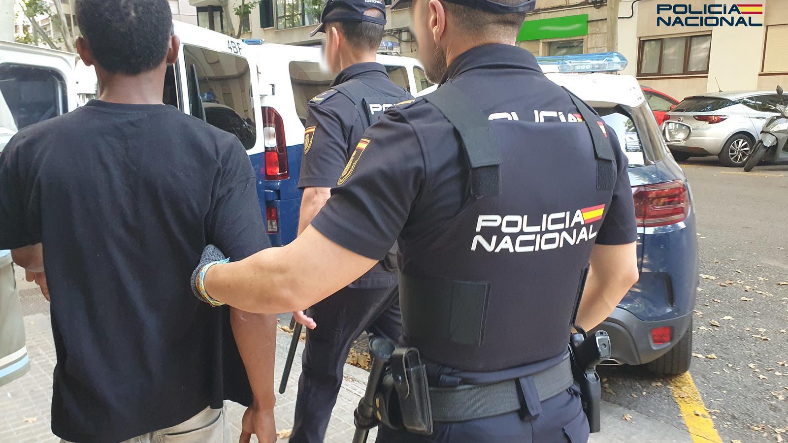 Beamte der Nationalpolizei mit dem Festgenommenen.