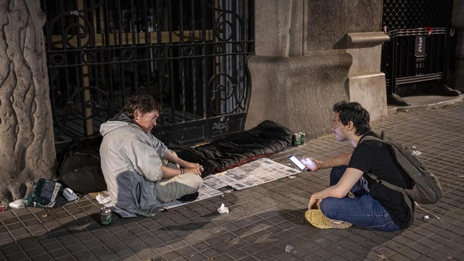 An intervention by Arrels Foundation with a homeless person from Barcelona.