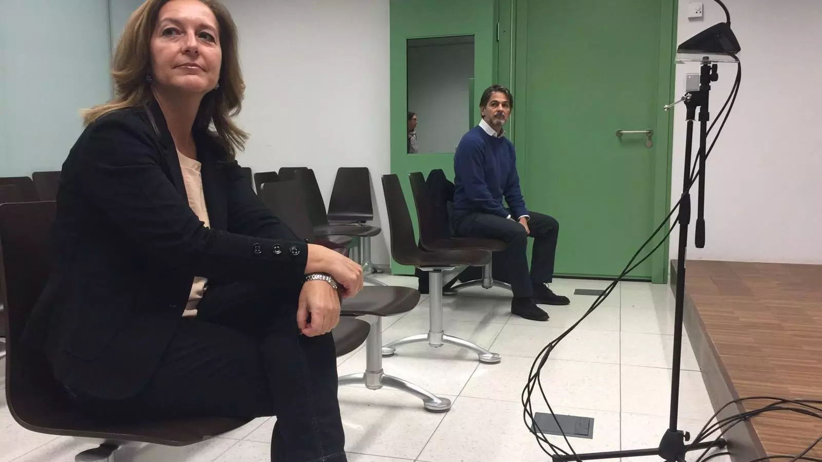 Carina Mejías i Oriol Pujol a la sala de vistes abans de començar el judici