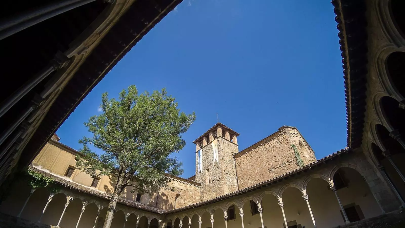 L’impressionant claustre del monestir de Sant Joan de les Abadesses.