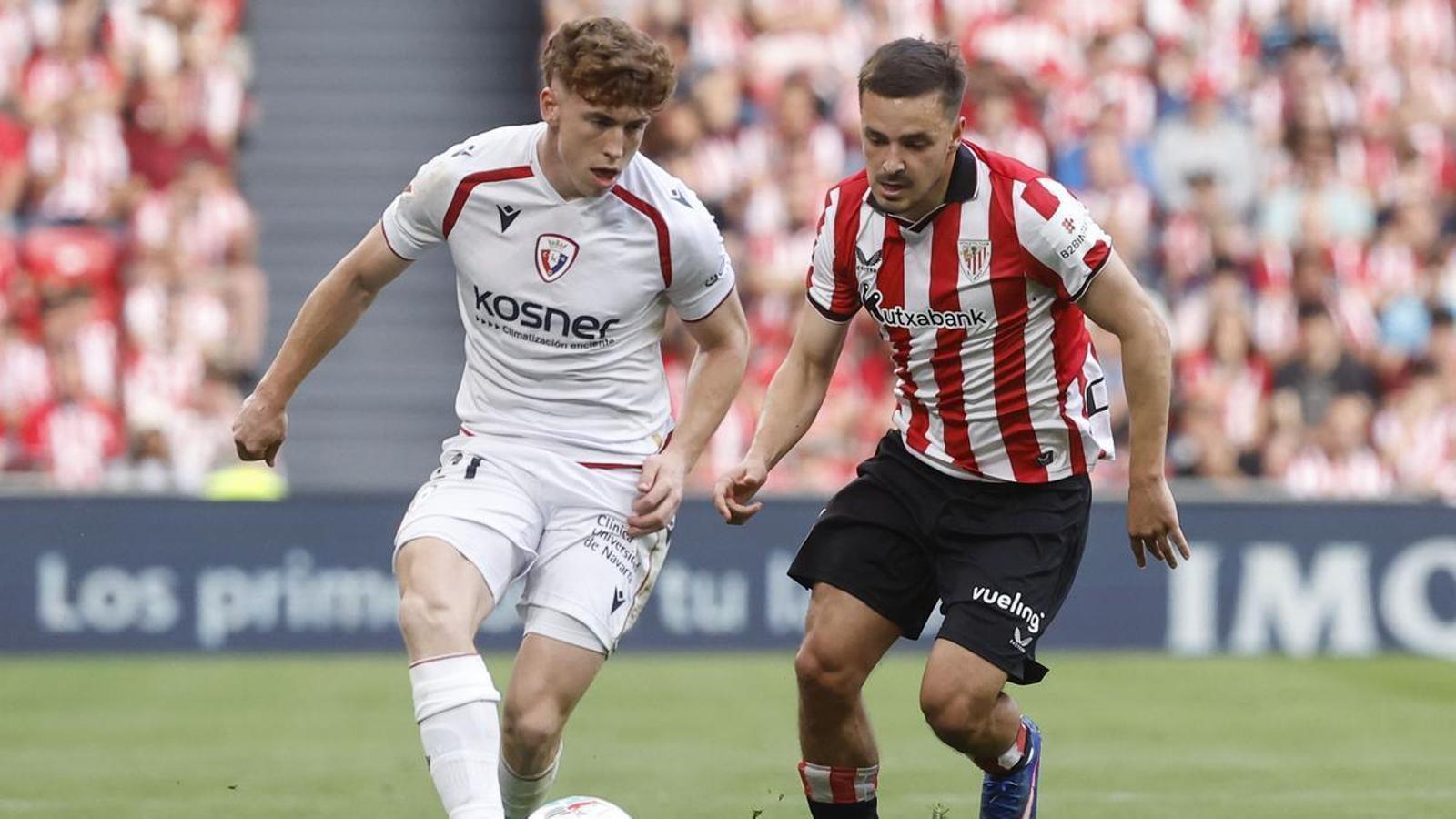 Víctor Muñoz disputando un balón con Gorosabel, en el partido que se enfrentaron Osasuna y Athletic Club.