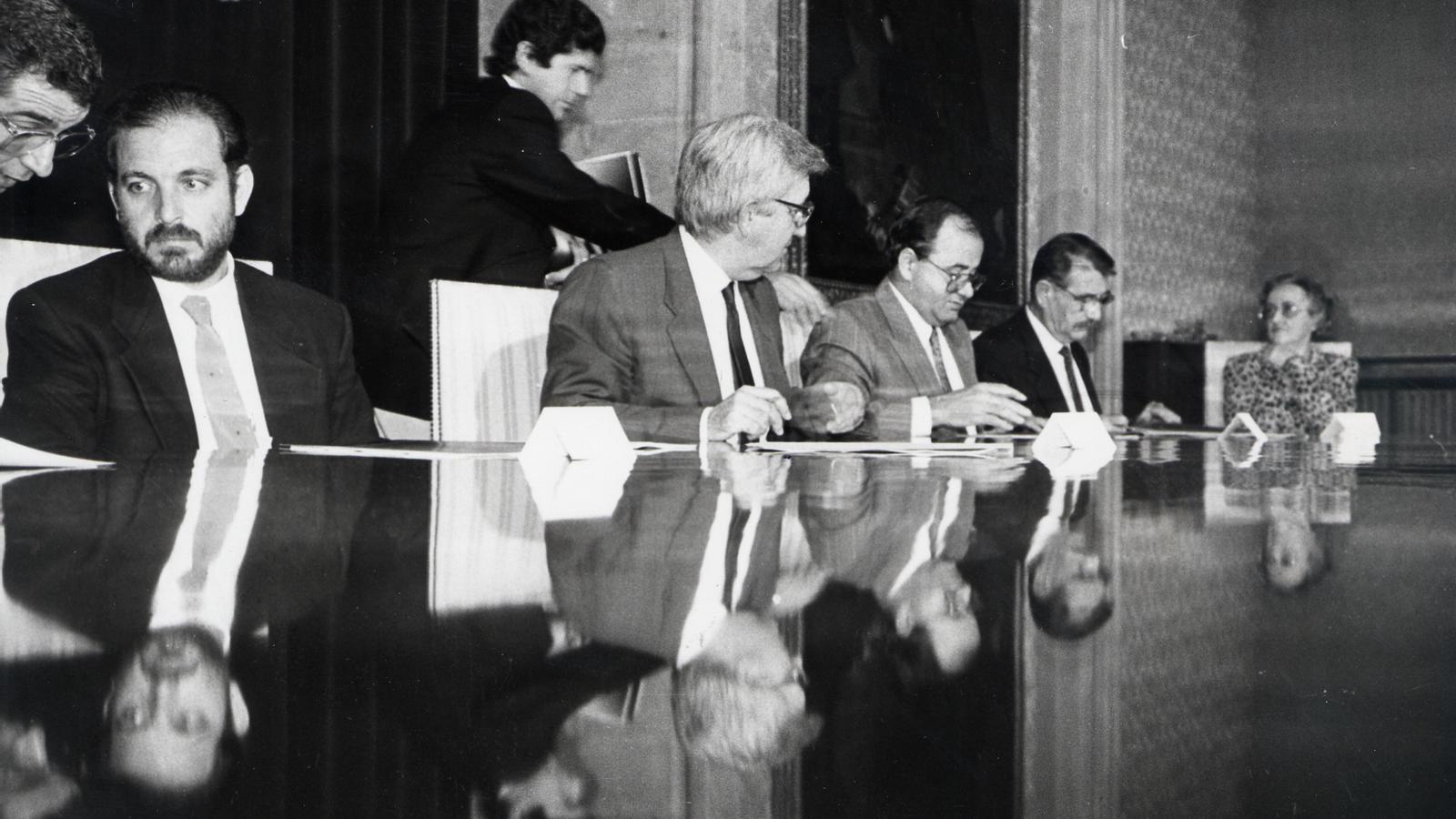 Día de la firma del Decreto de Normalización Lingüística. Desde la izquierda, el alcalde de Palma, Ramon Aguiló (PSOE), y los presidentes del Govern, Gabriel Cañellas; y de los consejos de Mallorca, Joan Verger, y de Ibiza-Formentera, Antoni Marí i Calbet (todos del PP). Al fondo, la directora general, Aina Moll.