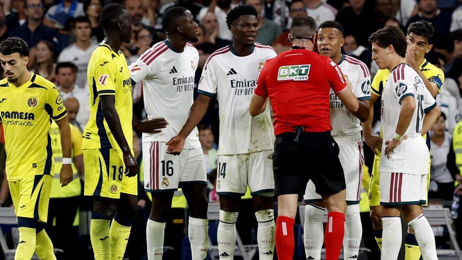 The Madrid players have protested a lot the red card to Vinicius