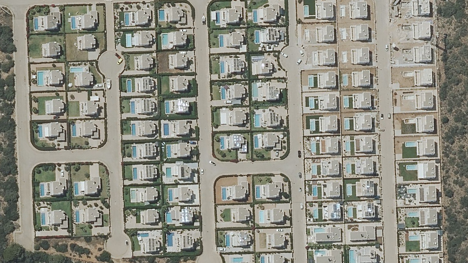 Una urbanització nova construïda a Sa Ràpita: cada xalet té una piscina