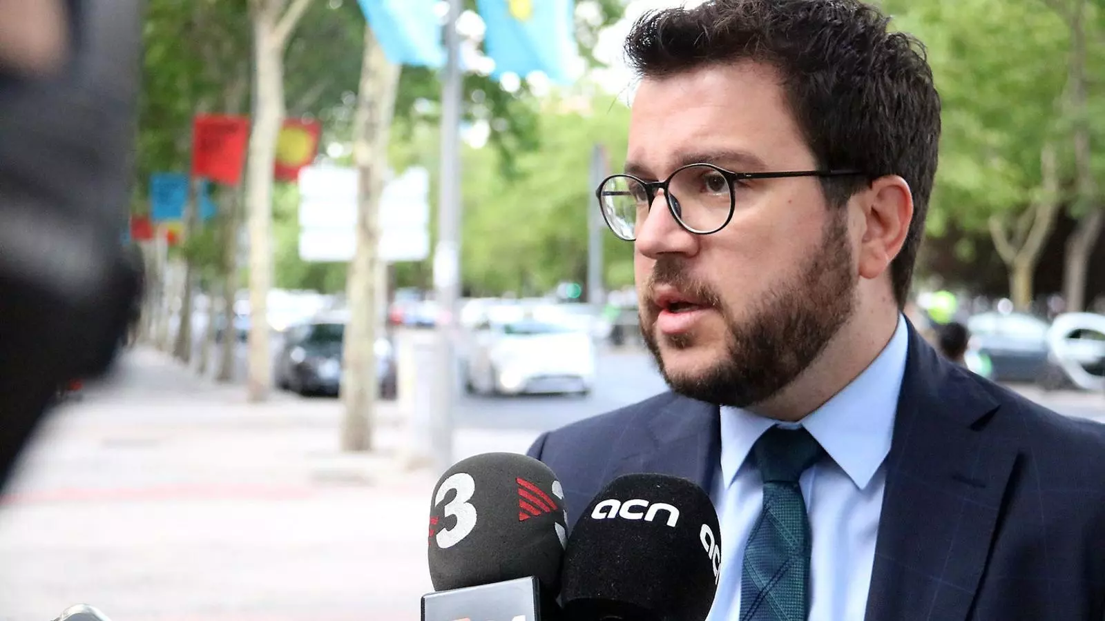 El secretari d’Economia, Pere Aragonès, atenent els mitjans.