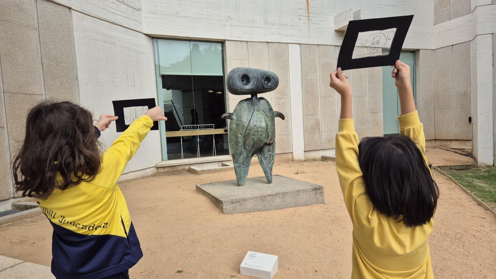 A field trip of the students from the Juncadella School to the Joan Miró Foundation