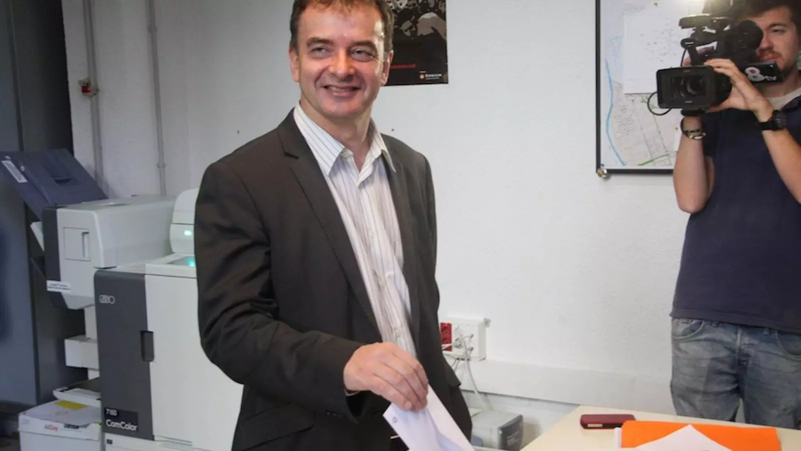 El candidat de les primàries d'ERC a la ciutat de Barcelona, Alfred Bosch, diposita el seu vot a la seu del partit a Ciutat Vella.