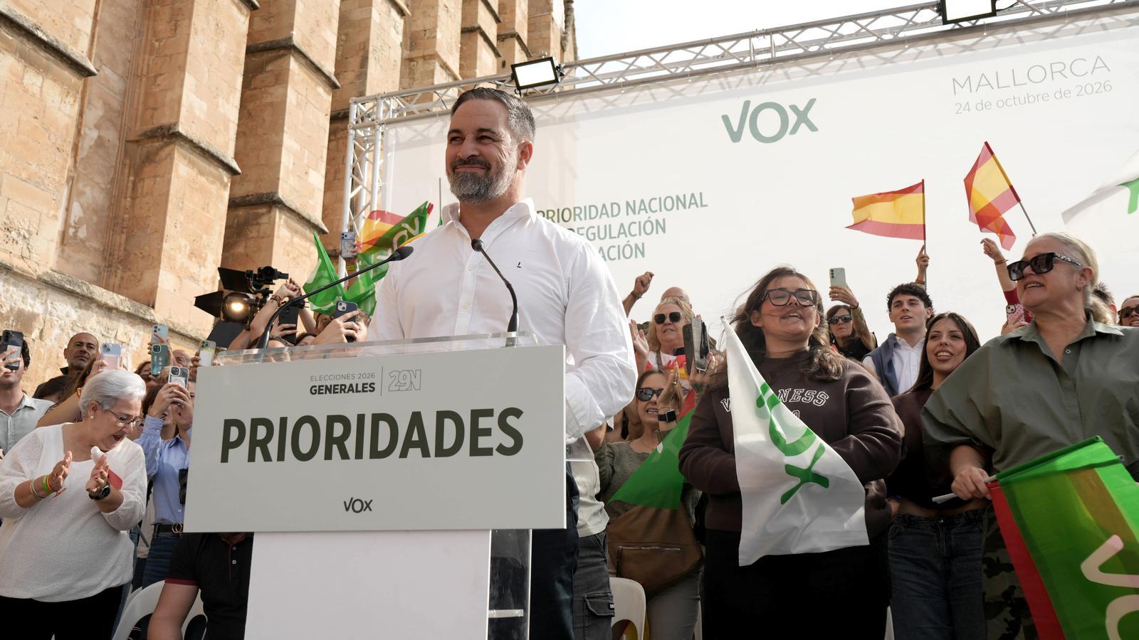 Santiago Abascal, en el mitin de Vox cerca de la Sede, el 24 de octubre, rodeado de miembros del partido.