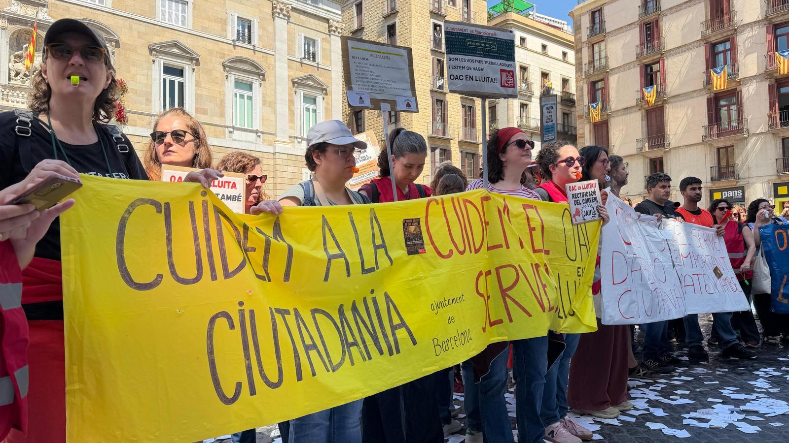 Municipal workers of Barcelona protesting in front of the City Hall.