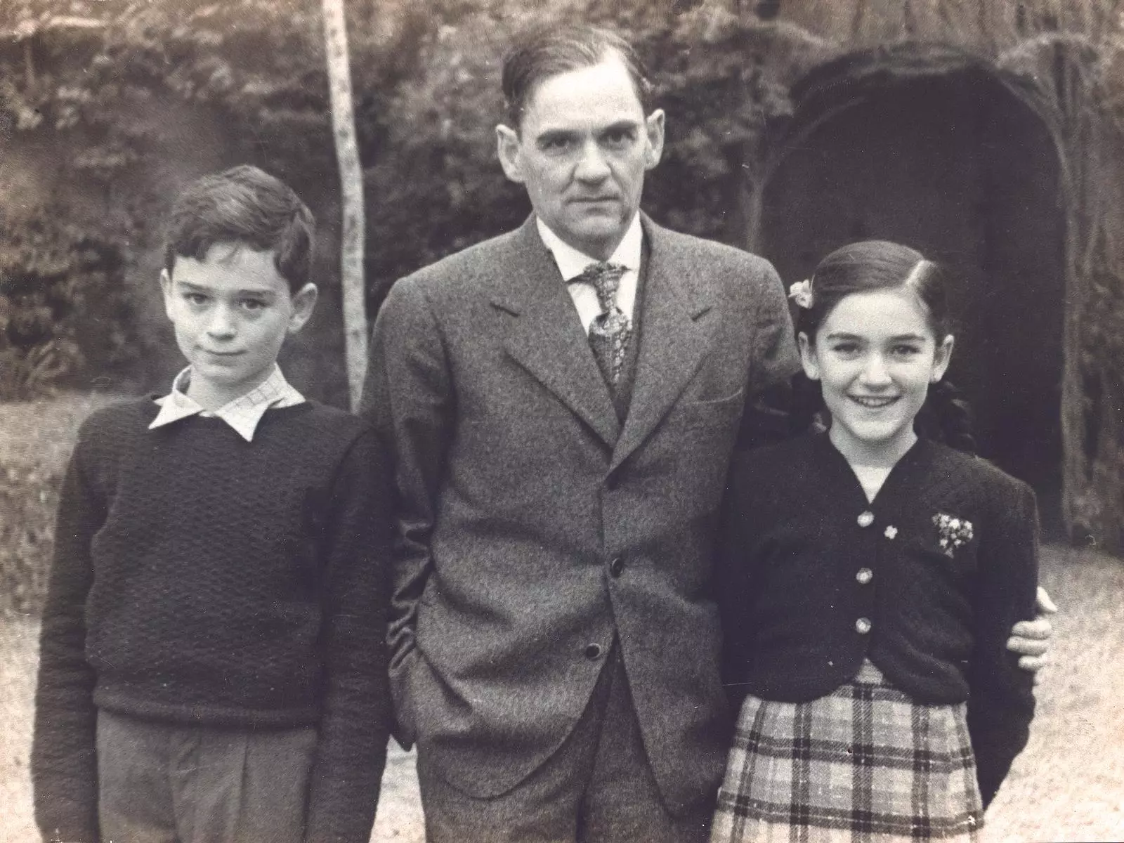 Manuel Reventós Bordoy, amb els seus fills Joan i Maria Victòria, al jardí de casa seva, la diada de Sant Esteve de 1939