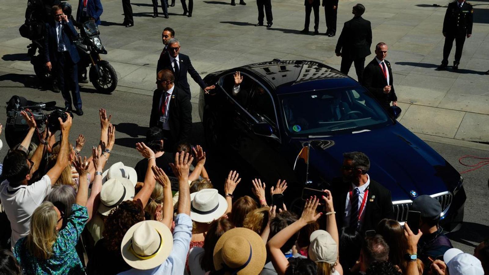 The faithful bid farewell to Pope Leo XIV upon his departure from the Congress of Deputies after his awaited and historic speech in Madrid during his visit to Spain.
