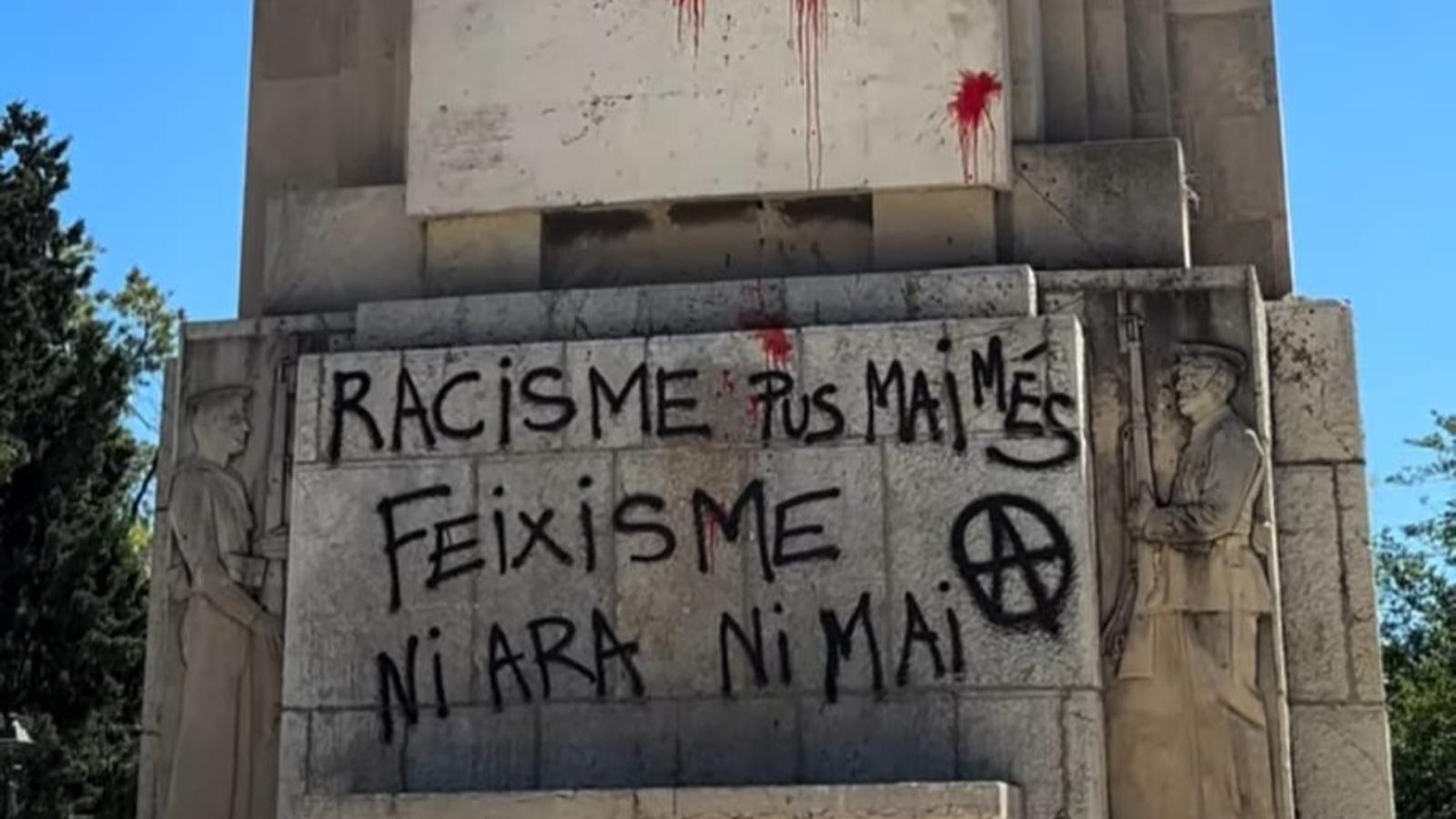The "Feixina" with a message against racism and fascism.