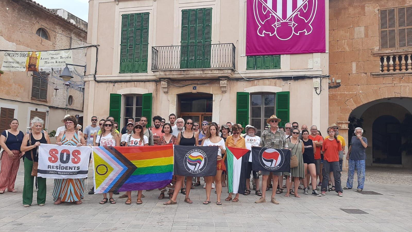 Protesta de condemna davant els atacs de l'extrema dreta que s'han produït aquests dies a Santa Maria