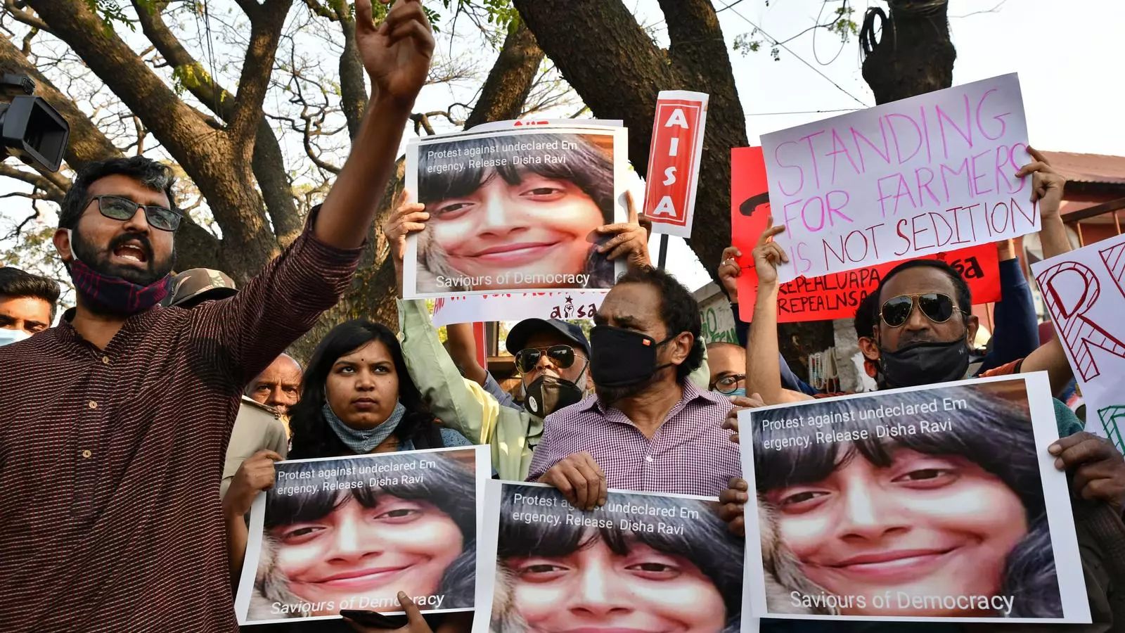Manifestants amb fotografies de l'activista climàtica índia Disha Ravi, de 22 anys, detinguda per la policia a Nova Delhi.