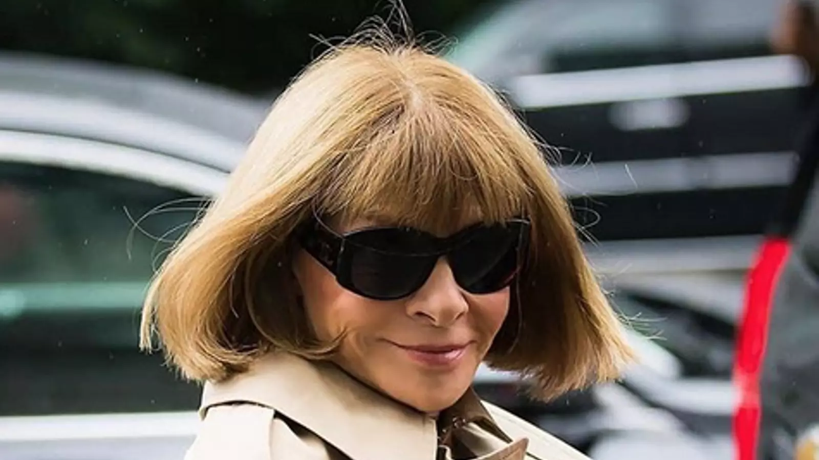 Anna Wintour sortint d'una desfilada de moda