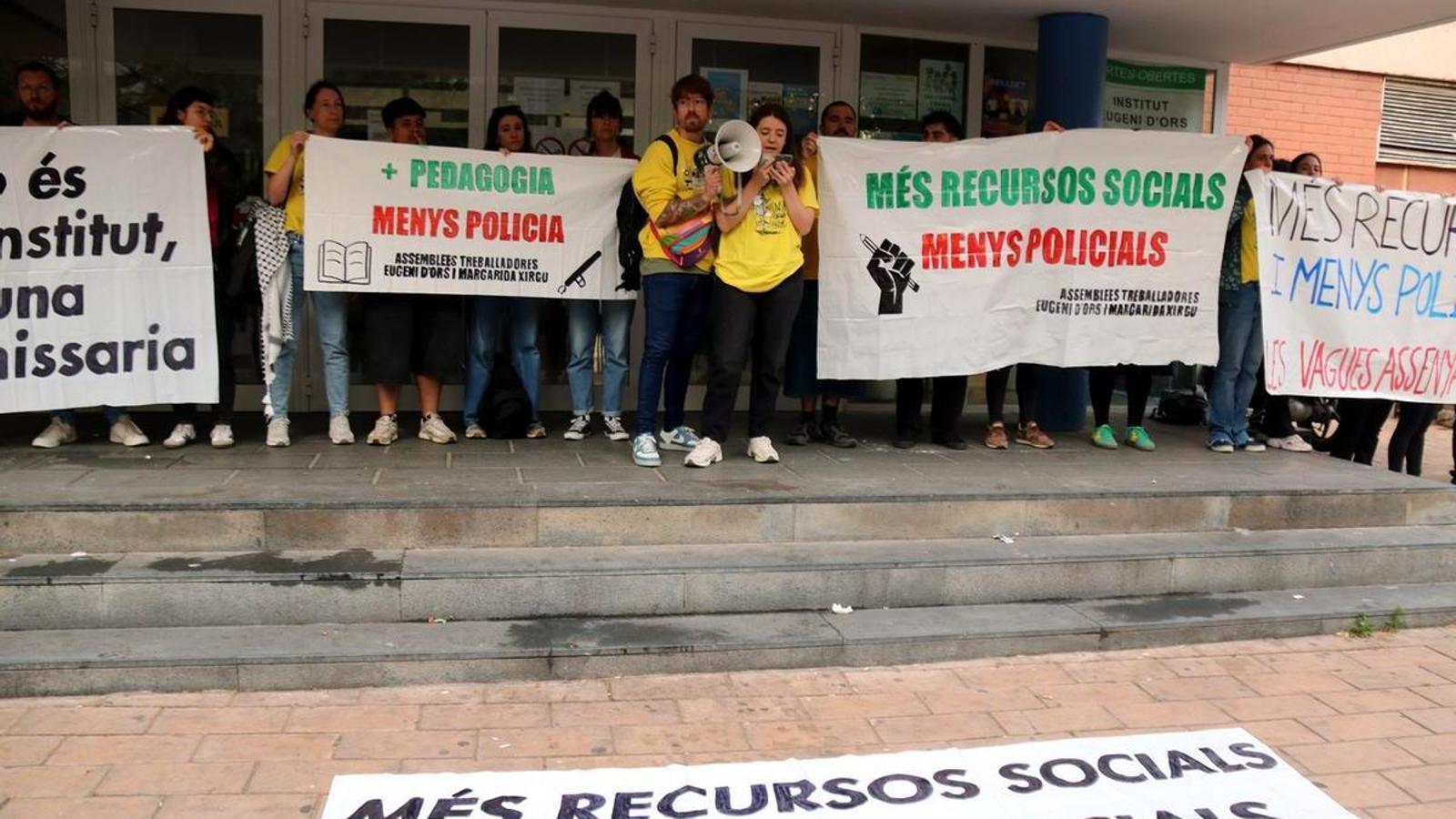 Protest in front of the Margarida Xirgu Institute of L'Hospitalet de Llobregat, on April 27.