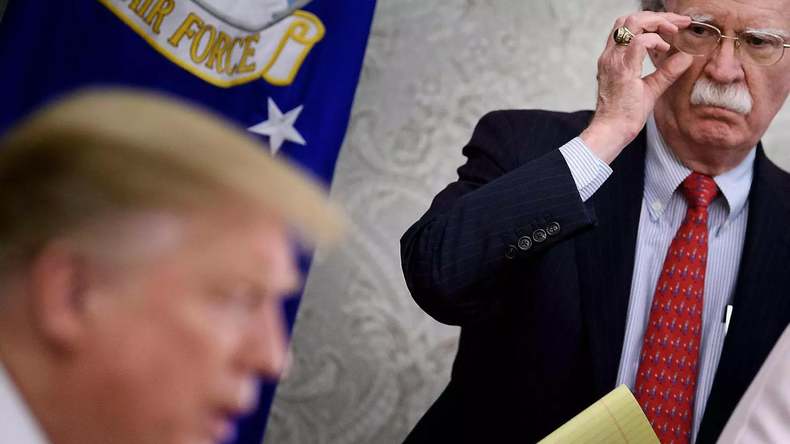 El ja exassessor de Seguretat Nacional, John Bolton, mira el president Donald Trump en una imatge d’arxiu del maig del 2019.