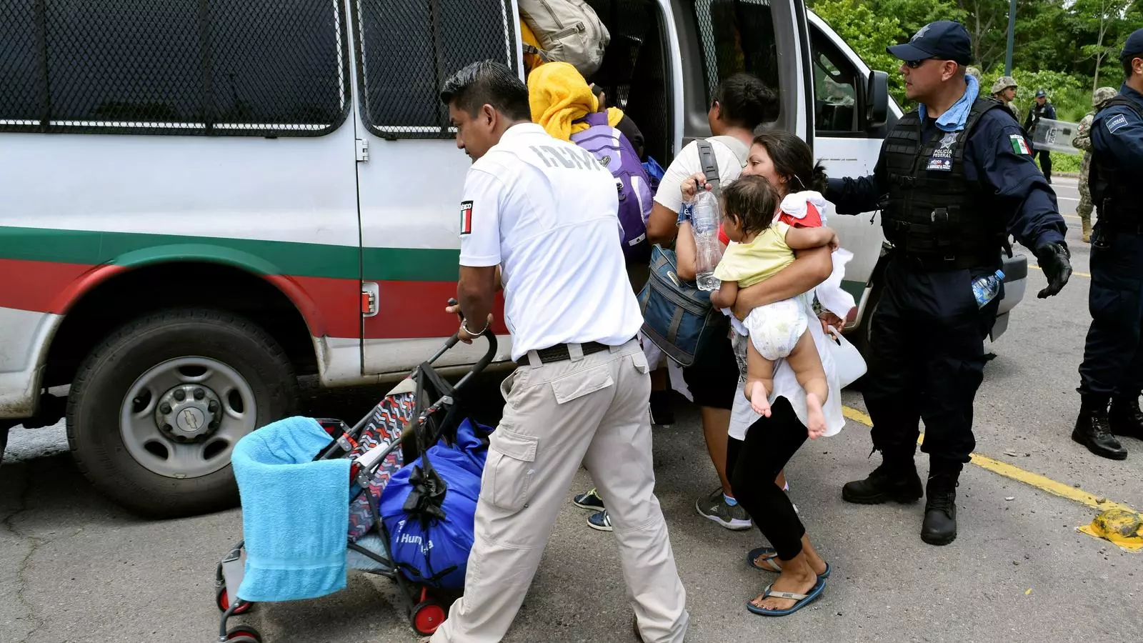 Agents mexicans participen en una operació a Chiapas per aturar la caravana d'immigrants centreamericans.