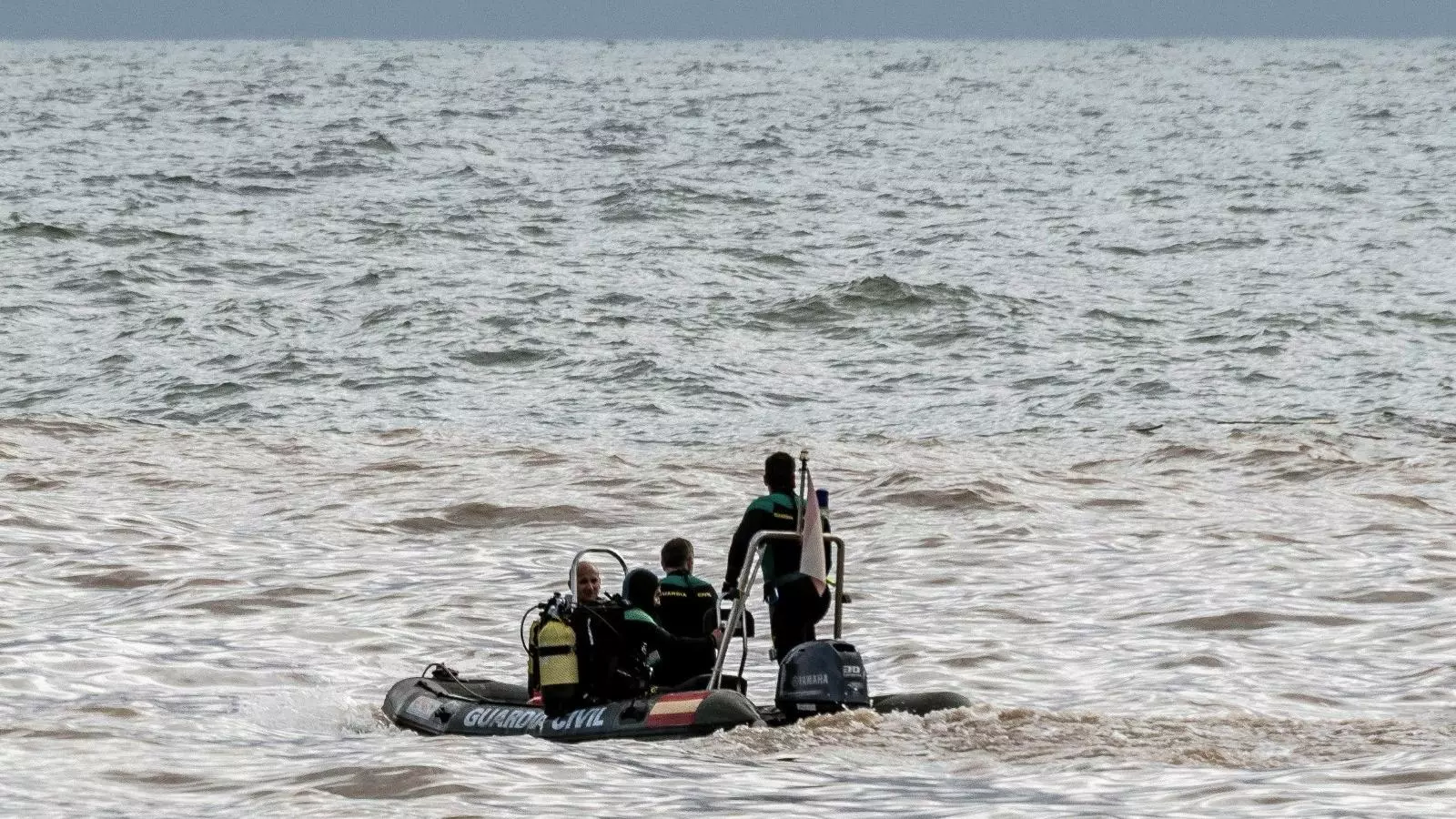 Una barca de la Guàrdia Civil de la GEAS (Grup Especial d'Activitats Subaquàtiques) cerca restes de cotxes a la mar