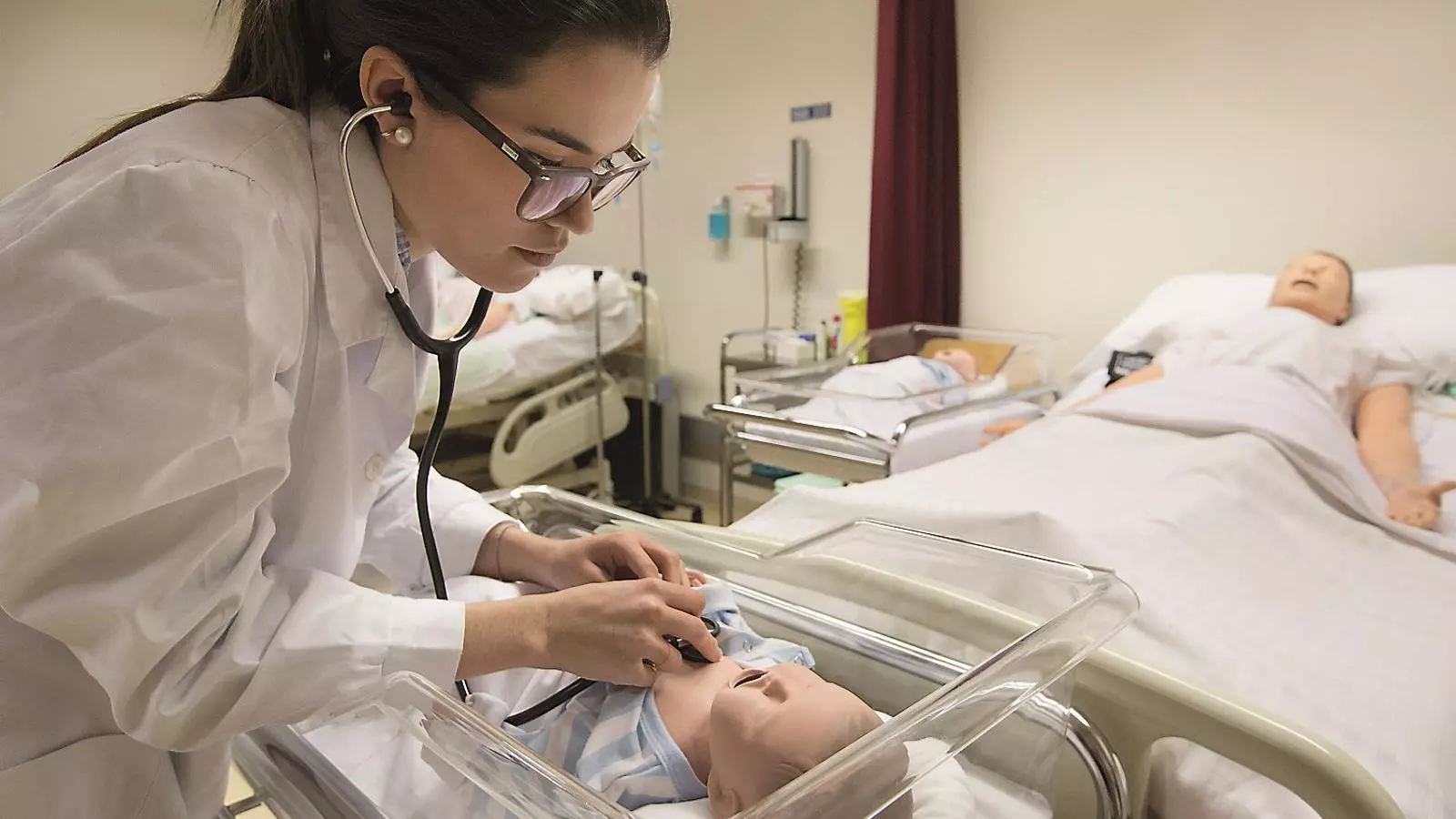 Una estudiant del grau en Medicina de la Universitat Internacional de Catalunya fent una sessió pràctica a les instal·lacions del centre.