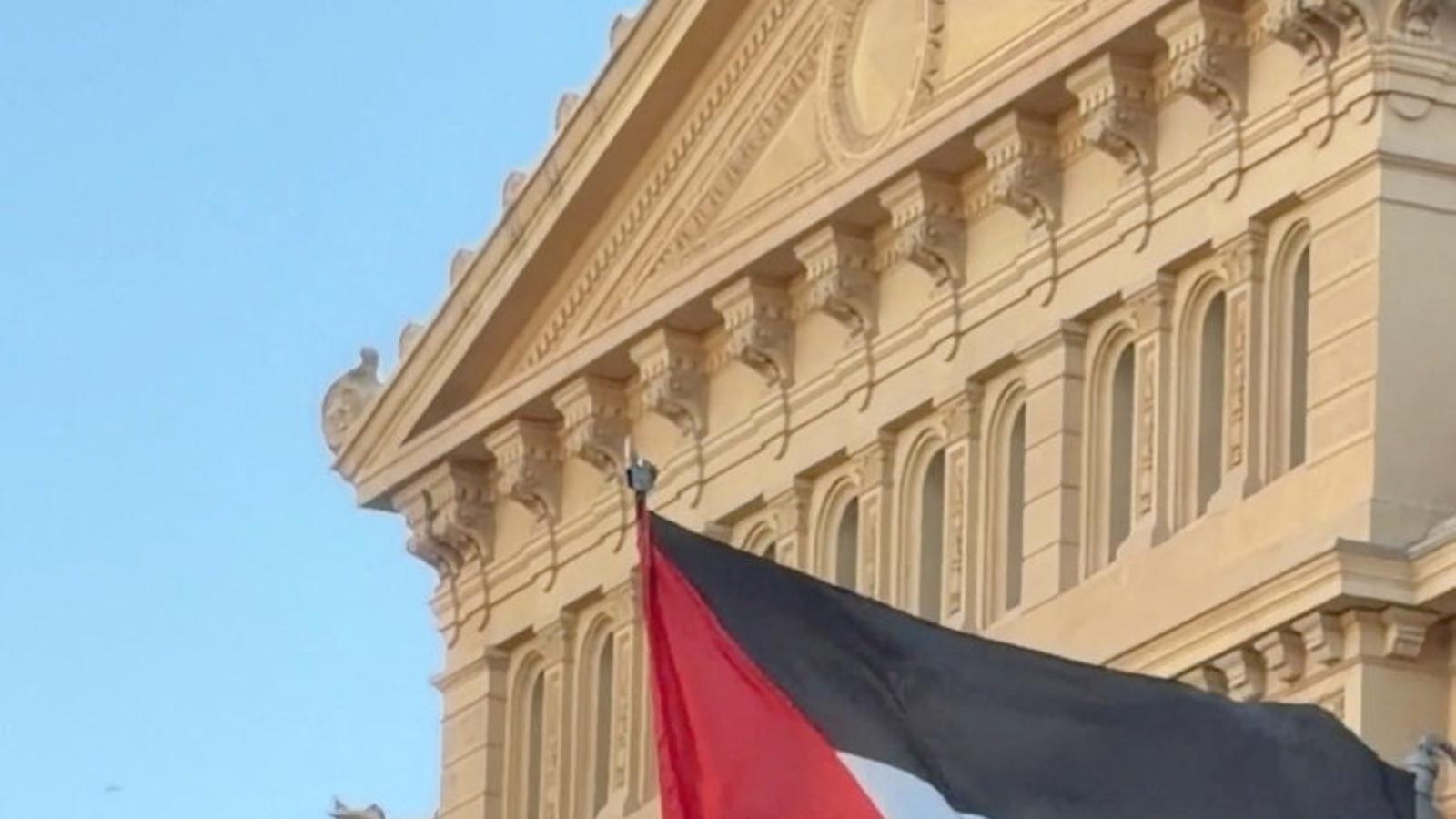 Lamine Yamal con la bandera palestina durante la rua