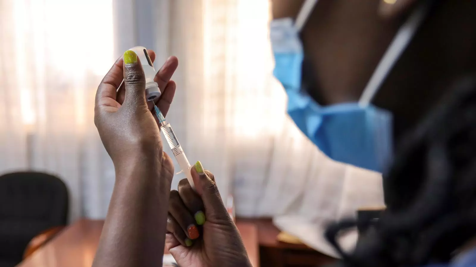 Personal mèdic prepara vacunes contra la covid-19 a l'hospital Radiant de Nairobi, Kènia, a principis de desembre
