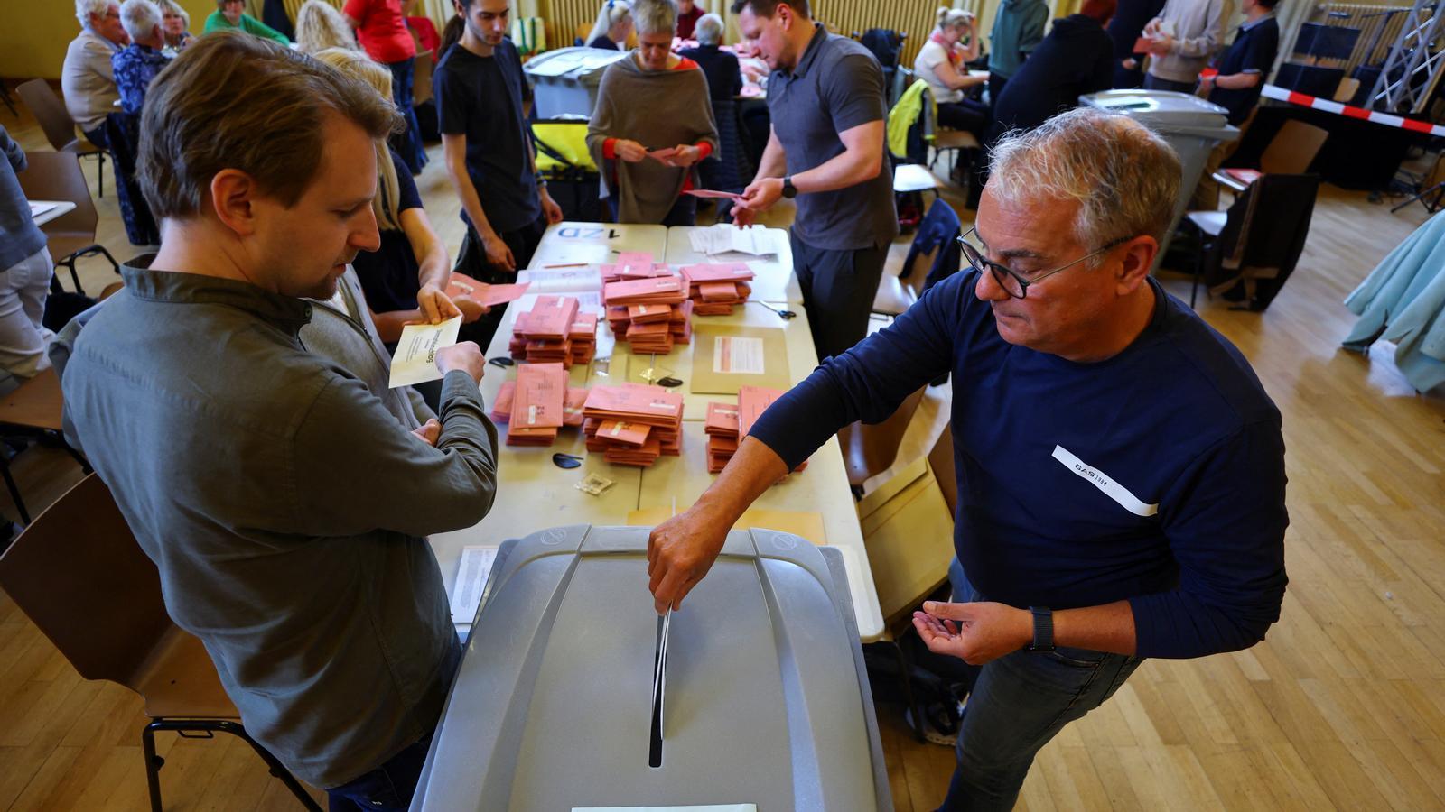 Un grupo de funcionarios prepara el voto por correo en la sede del distrito de Steglitz-Zehlendorf durante las elecciones al parlamento de la ciudad estado de Berlín.