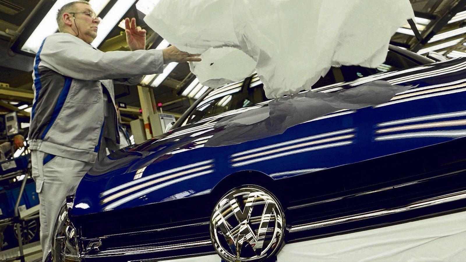 Imatge d'arxiu d'una línia de producció de Volkswagen a la fàbrica de Wolfsburg