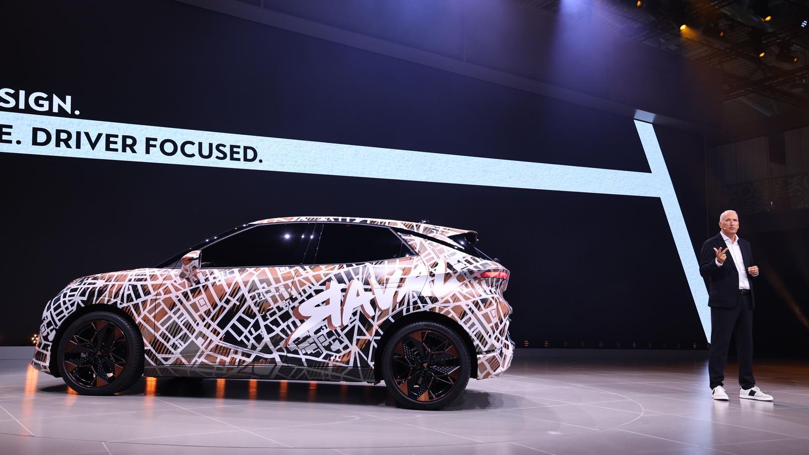 The interim president of Seat and Cupra, Markus Haupt, has presented the Raval model.