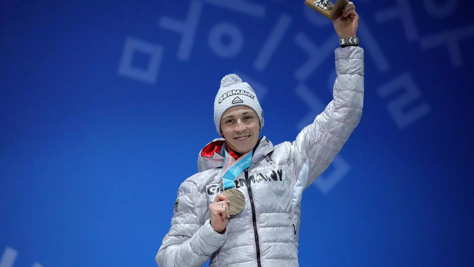 L’alemany Eric Frenzel celebrant la seva medalla de bronze al podi dels Jocs Olímpics d’Hivern.